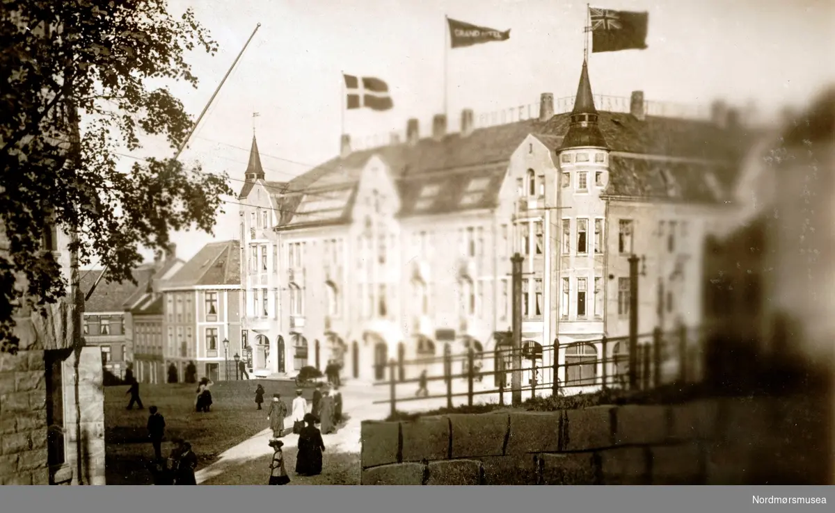 Postkort med tekst:  ";Torvet med Grand Hotel Kristiansund.";  (Fra Nordmøre Museums fotosamlinger.) /Reg:EFR2013/



