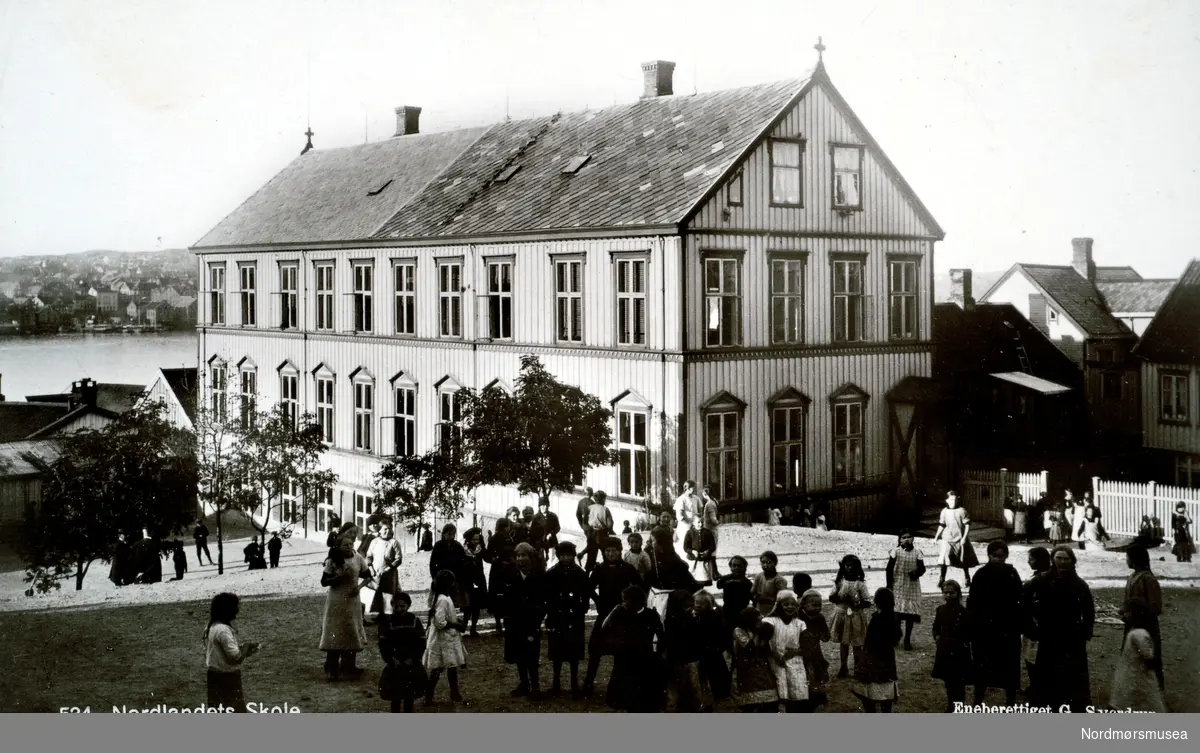 Postkort med tekst:  ";534 Nordlandets skole.   Kristiansund"; (Fra Nordmøre Museums fotosamlinger.) /Reg:EFR2013/



