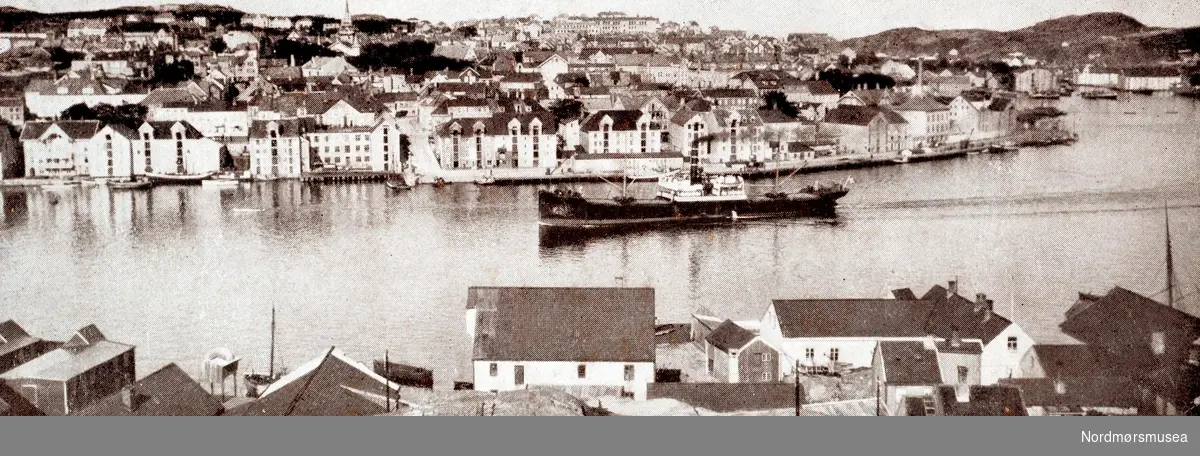 Kristiansund; Foto tatt fra Innlandet over sundert/havna mot Kirkelandet og Lyhsalmenningen med bryggene i Håla til venstre.  Lengst til høyre ser vi innløpet til Vågen. 
(Fra Nordmøre Museums fotosamlinger.)