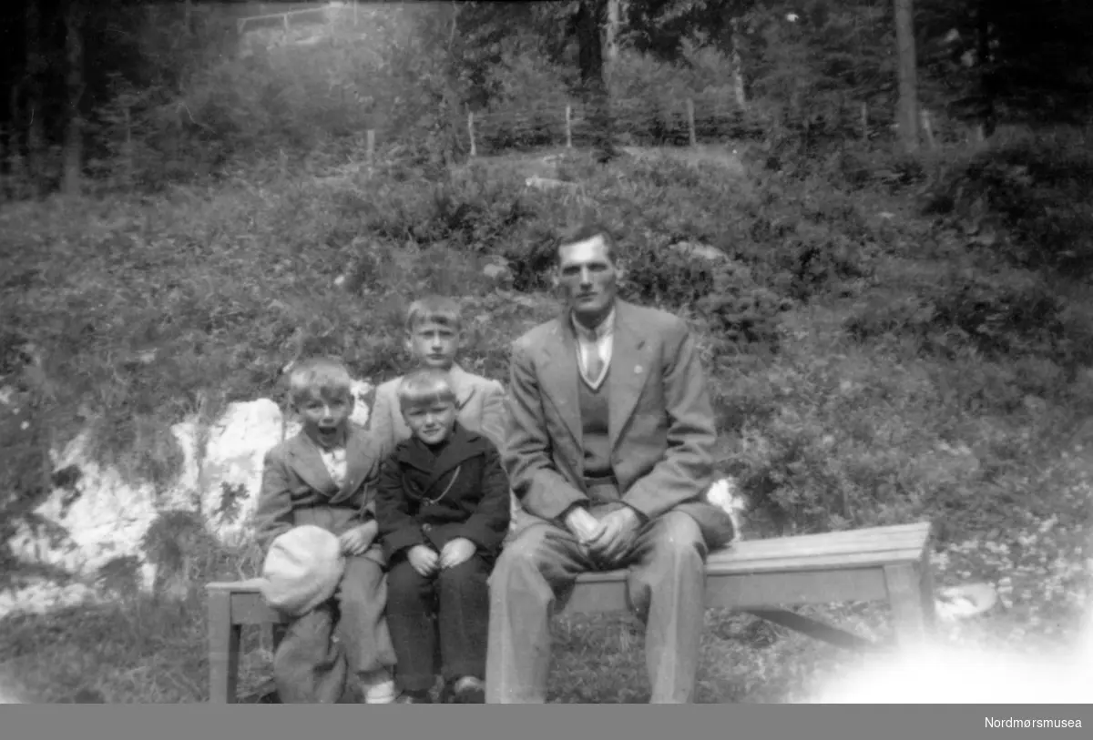 Foto av Anton Rød, her sammen med barna Gunnar Anton Rød og Per Olav Rød. Like bak finner vi Ivar Albert Rød stående. Bildet er fra Kringsjå ved Vanndamman. Fotograf er sannsynligvis et medlem fra Rød familien. Ukjent datering, trolig mellom 1935 til 1939. Giver av bildet er Turid Rød. Fra Nordmøre Museums fotosamlinger.Reg: EFR
