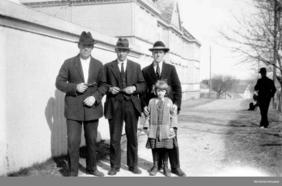 Her ser vi tre menn og en pike utenfor fylkessykehuset i 1930. Fra venstre ser vi Johan Dyrseth. Bildet er gitt av Turid Rød. Fra Nordmøre Museums fotosamlinger.