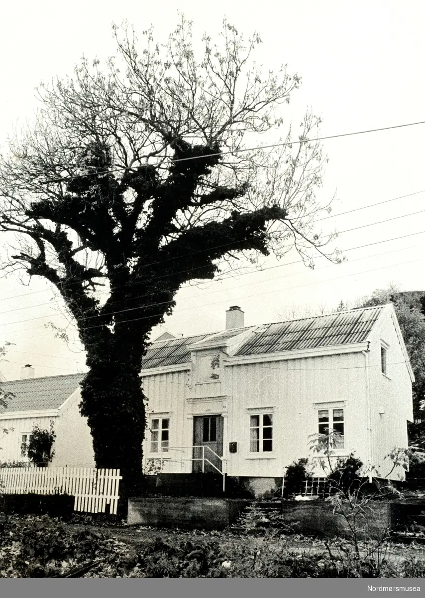 Foto av et eldre
bolighus i Kristiansund,
ukjent hvor. Fra Nordmøre museums fotosamlinger.
