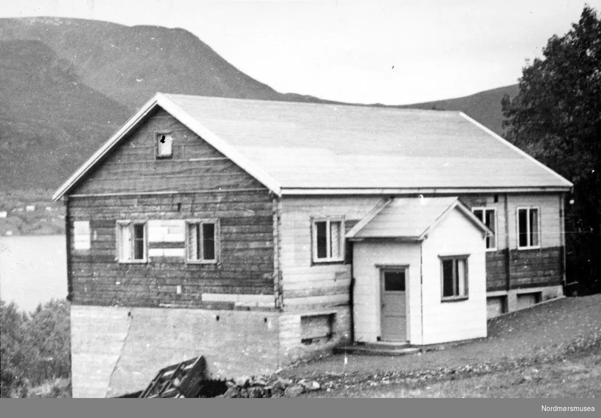 Bedehuset på Meek i Averøy kommune.  Avis/pressebilde fra Romsdalspostens sitt arkiv. Fra Nordmøre Museums fotosamlinger.