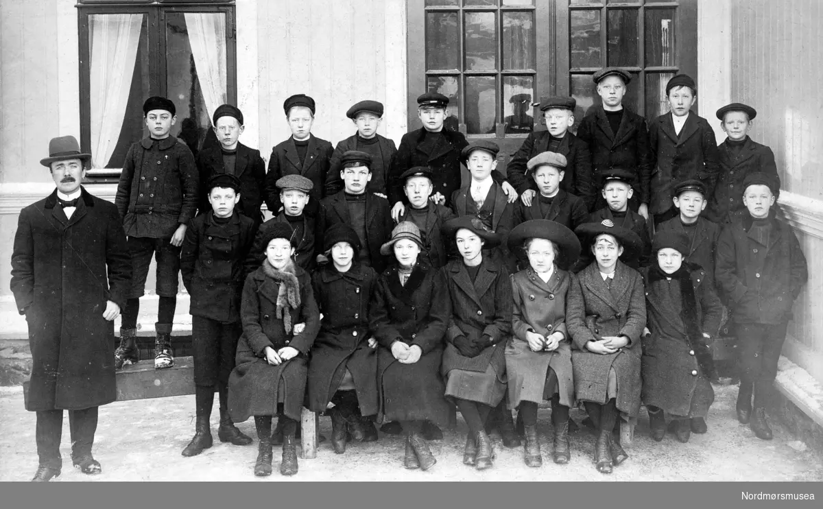 Klassebilde fra Den Høyere almennskole, ca 1912-1913. Mannen ytterst til venstre er lektor Olaf Yderstad. Andre navngitte på bildet er, bakre rad: nr. 1 fra venstre:
Leif Loennechen, nr. 3 fra venstre: Paul Røst (?), Nr.5: Odd Pettersen. Rekke 2, nr. 3: Rokstad, nr. 4: Sverre Lerkvik og nr:.6: Otto Øye. Fra Nordmøre Museums fotosamlinger.
