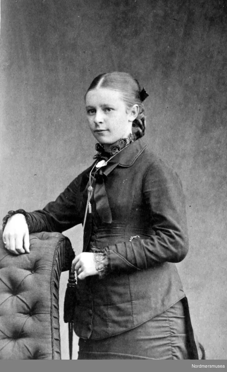 Johanna Antonette Gude f. 1860. (Info: Randi Elisabeth Hagen)  -Portrettfoto av fru Furu. Gift med bror til ordfører og amtmann Ole. ALTØ: Johanne Antonette Gude f. 1860-1922, gift i 1881 med byfogd Ole Furu f. 1850-1917.
 Datter av skipsfører Johan Anton Gude f.
1825-1867
fra Moss, gift i 1857 med
 Marie Thomine f. Rognskoug f. 1832-1866.

 I følge folketelling 1865 bodde de i Astrupgården i Vågen, Kristiansund.
 Fra Nordmøre museums motosamlinger.