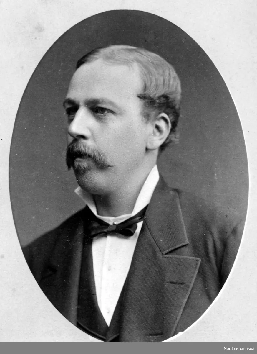 Kemner i Kristiansund, Hans Jørgen Wimpelmann f. 1848 Molde. Han var sønn av landhandler i Surnadal, Theodor Wimpelmann (Trondhjem) og kone Hanna Marie Synnestvedt (Molde). Hans Jørgen ble gift med Elisabeth Louise Møllerop f. 1853 Averøy. Bildet er tatt ca. 1880-1890. Hans Jørgen Wimpelmann døde i 1926, mens kona levde til 1941. (info:
Randi Elisabeth Hagen) . -  Wimpelmann bodde i konsul Christian Johnsens gate i Kristiansund. . Fra Nordmøre Museums fotosamling.