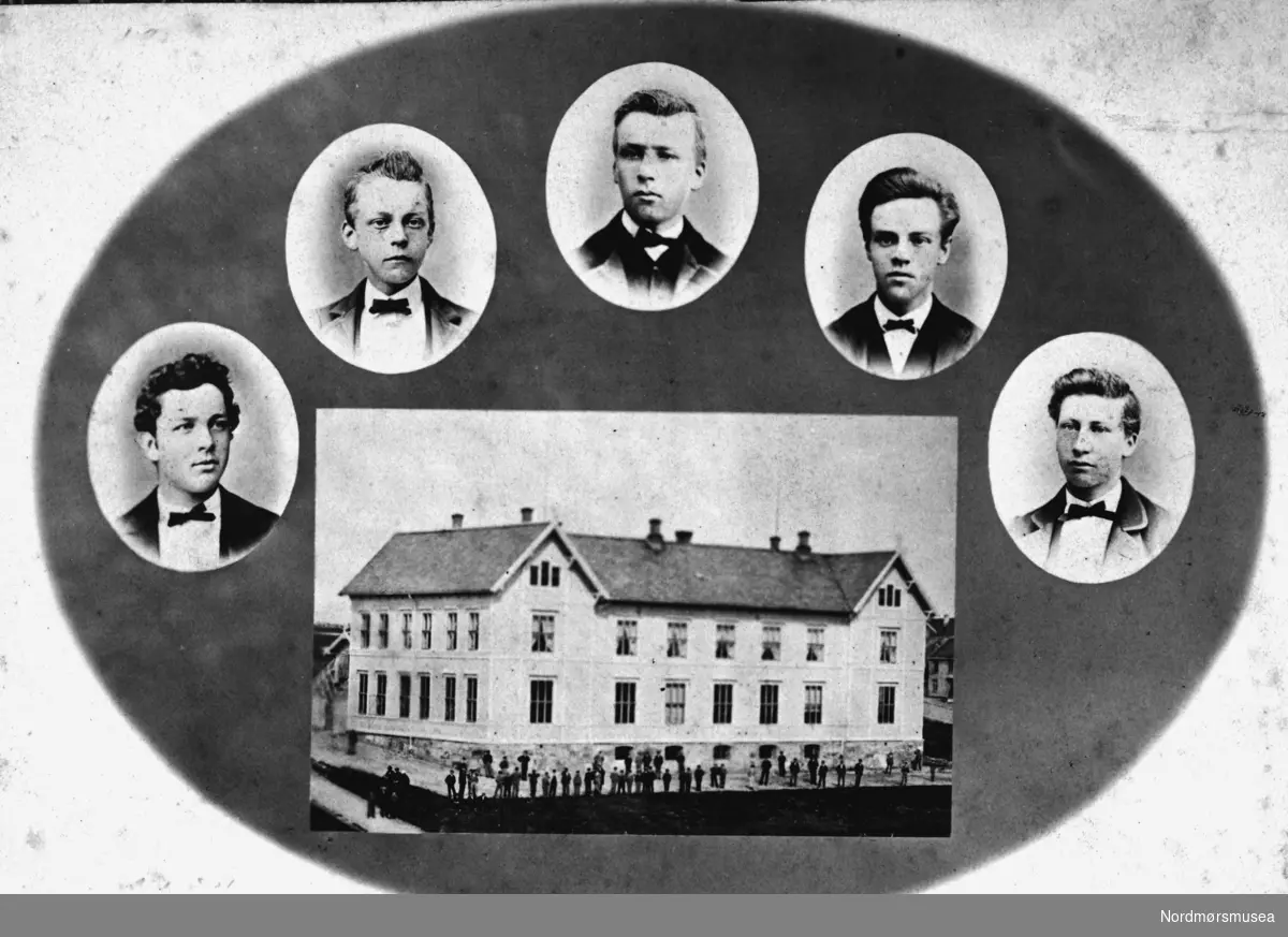 Foto fra Kristiansunds offentlige høyere Almenskoles nybygning fra 1870, her med studentkullet fra 1871. Fra venstre ser vi Hans Th. Herlofsen, Lorentz Angell, Karl Kr. Greiff, Harold Hovind og Eilert Juul. Kilde: Kristiansunds historie av Arne Odd Johnsen, bind 5, side 605. Fra Nordmøre museums fotosamlinger.
