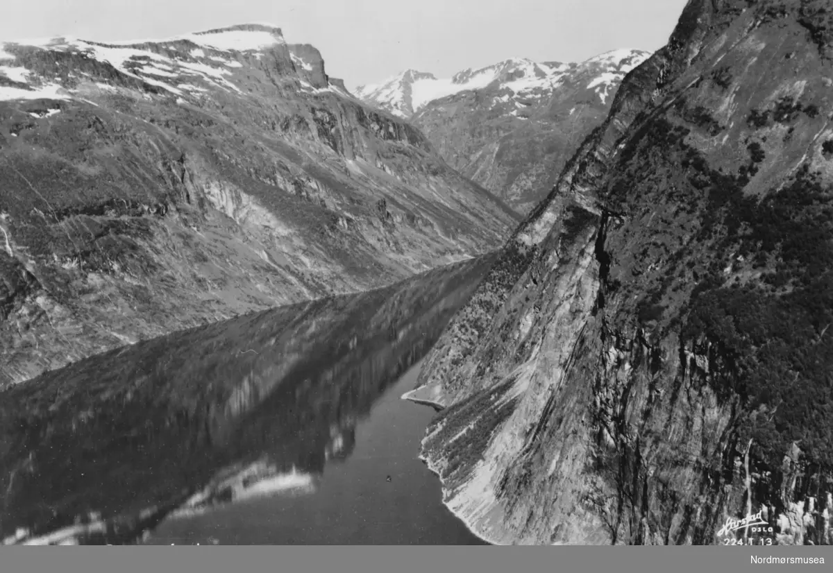 Postkort av Geirangerfjorden i Stranda kommune. Ukjent datering. Fra Nordmøre Museums fotosamlinger. Reg: EFR
