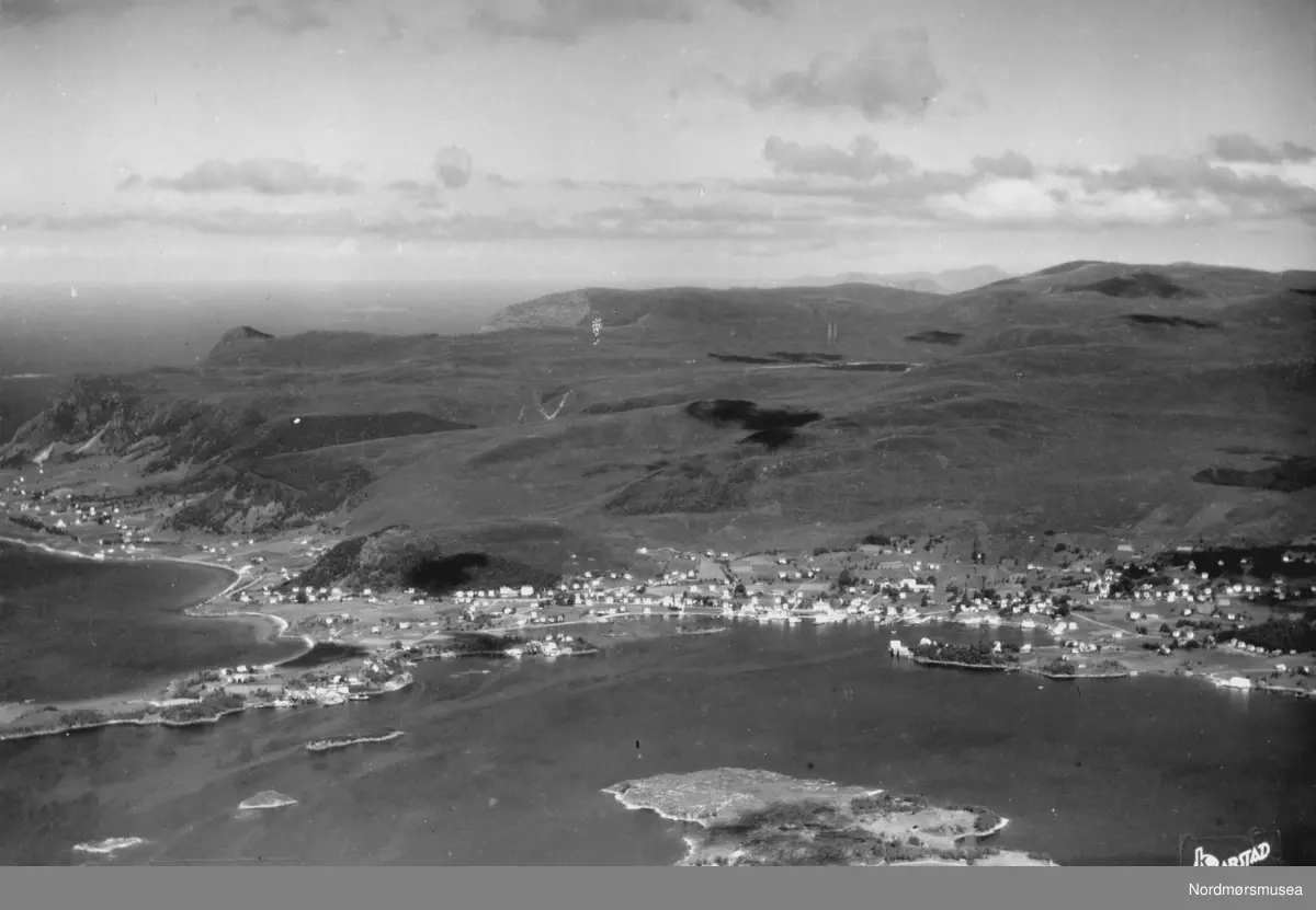 Foto fra Ulsteinvik, som er kommune- og regionsenter i Ulstein kommune. Ulsteinvik har omlag 4000 innbyggere og fikk bystatus 1. juli 2000. Totalt bor det omlag 7020 innbyggere i kommunen per 1. juli 2008. Kilde: http://www.ulstein.kommune.no/. Ukjent datering. Fra Nordmøre Museums fotosamlinger. Reg: EFR
