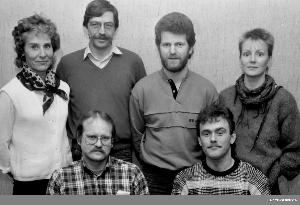 Styret ved Kristiansund Handel og kontor anno 1983/84, hvor vi ser fra venstre bakre rekke: Gunnvor Nørbech, Kjell Melsæter, Sigurd Marsteen (nestleder) og Tone Sevaldsen. Foran fra venstre: Erling Hagen (leder) og Terje Johansen (leder for Handelsseksjonen). Randi Pedersen, Helge Kruse og Irene Engen var ikke tilstede da bildet ble tatt. Fotograf er ukjent, men trolig Engvig foto. Datering er omkring 1984-1985. Fra Nordmøre museums fotosamlinger.
