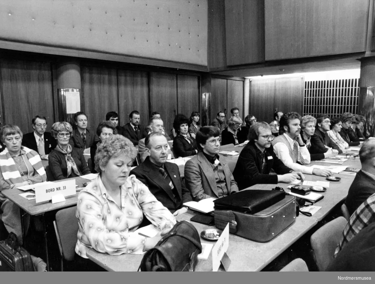 ";Landsmøtet 1980"; Landssamling ved Norges Handels- og Kontorfunksjonærers Forbund. Deltakere fra Kristiansund var Ingolf Berge, Harald Ødegård og Erling Hagen. Landsmøtet er trolig i Oslo. Fotograf er ukjent. Fra Nordmøre museums fotosamlinger.
