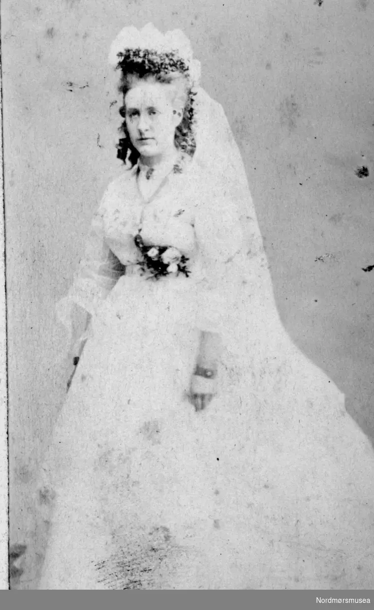 ";Caroline Knudtzon";. Brudebilde av Caroline Werring (f.1849-d.1935), gift i 1872 med Nicolay Heinrich Knudtzon III. Fotoet er fra ett av flere album tilhørende Ida Knudtzon, med bilde fra KMb-1999-007.0151 til KMb-1999-007.0270. Fra Nordmøre museums fotosamlinger. dublett?
