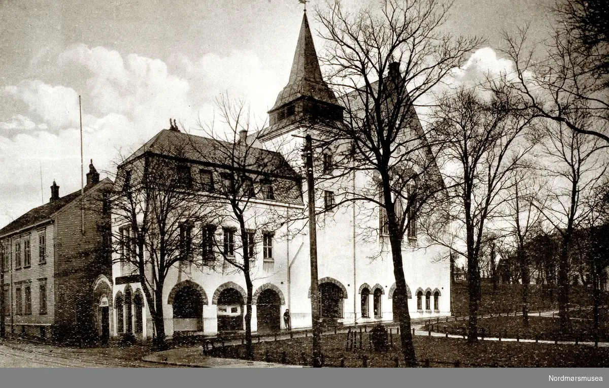 Foto av det "nye" bedehuset nær torget på Kirkelandet i Kristiansund, trolig omkring 1930. Fra Nordmøre museums fotosamlinger. EFR2015