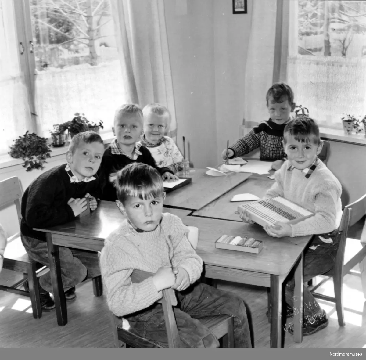 En gruppe barn i lek ved den katolske Stella Maris barnehage i Kristiansund. Datering etter 1955. Fra Nordmøre Museums fotosamlinger.
