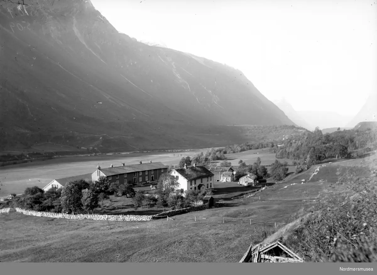 Foto av gården Fahle i Sunndal kommune. Datering trolig omkring 1900 - 1910. Se også reg. nr. KMb-1943-000.0509. Fra Nordmøre Museums fotosamlinger. 
