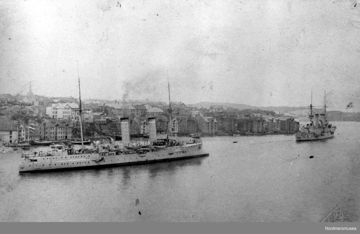 Postkort.
 Flåtebesøk i Kristiansund.
 Muligens keiser Wilhelm som er på ett av sine besøk i Norge rundt århundreskiftet.(Fra Nordmøre Museums fotosamling). Reg: EFR
