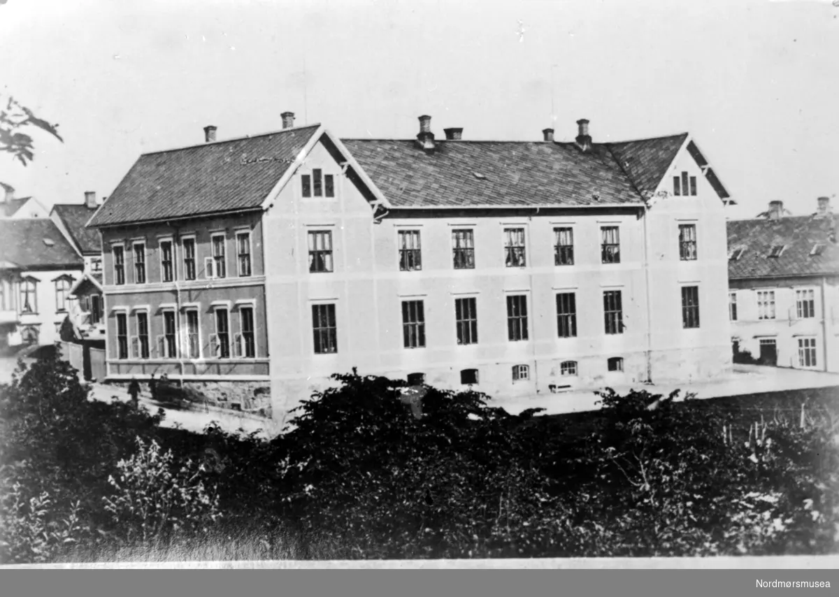 Foto trolig fra folkeskolen i Nedre Enggate på Kirkelandet i Kristiansund. Fra Nordmøre museums fotosamlinger. Reg: EFR
