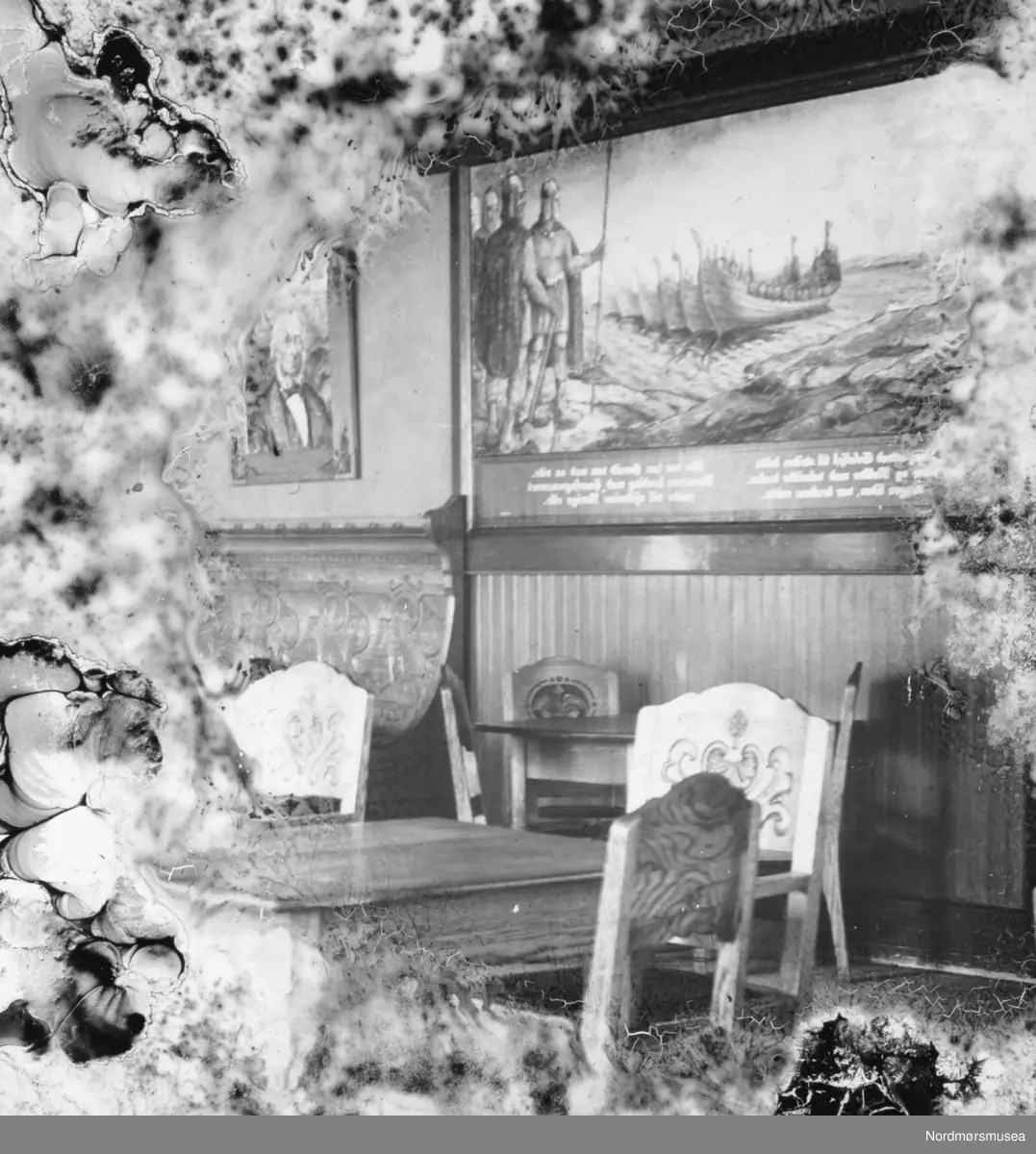 Interiørbilde med norrøne sagamotiv fra serveringsrommene til Kaffistova i Marmorgården på Kirkelandet i Kristiansund. Marmorgården lå på Lindahls plass. Om fotograf Ole Egge: fotograf og militærmusiker Ole Egge (1872-1956) startet i 1917 Kristiansund Guttemusikkorps med 40 gutter. Han var fotograf her 1910-30. Også gjestedirigent i Kristiansund Symfoniorkester. 17. mai 1980 ble et minnesmerke avduket foran Langveien Ungdomsskole. Født på Egge på Sjøholt i Ørskog, studier i Tyskland. Grunnla Egges mannskor 1931, flytta hjem til Sjøholt 1940. Datering er sannsynligvis rundt 1906 til 1925.  

Interiørbilde fra Kaffistova i Marmorgården på Kirkelandet i Kristiansund. Merk hattene på bakveggen. De originale glassplatene til de fleste av bildene i serien var sterkt skadet da de ble funnet hos eieren Fosna Mållag. Boka Byen Vår bd 1 side 43 oppgir at Petter Kvendbø har skåret stolene. Andre mener at dette er standard-møblement for Kaffistova-kjeden landet over:  - Stolen i bakgrunnen, med antydninger av hoder var sannsynligvis den samme som denne :  https://media.snl.no/system/images/26529/standard_14_MAGNUS_DAGESTAD.jpg   - tegnet og produsert av Magnus Dagestad på Voss. Kanskje var hele interiøret levert derfra? I boken "Magnus Dagestad - treskjerar, spelemann og livskunstnar" (Samlaget, 1989) refereres det på side 46 til en kopibok av korrespondanse som gir et godt bilde av en etterspurt kunsthåndtverker. Dagestadmuseet har kanskje denne? (info: Anders Selboe Bjørlykke 2017) . 
Kaffistova i Oslo skriver om seg selv: Då kafeen opna i 1901 var interiøret dekorert med handskorne møblar. Fleire av dei står i dag utstilt på Norsk Folkemuseum på Bygdøy.
Fra Nordmøre Museums fotosamlinger.