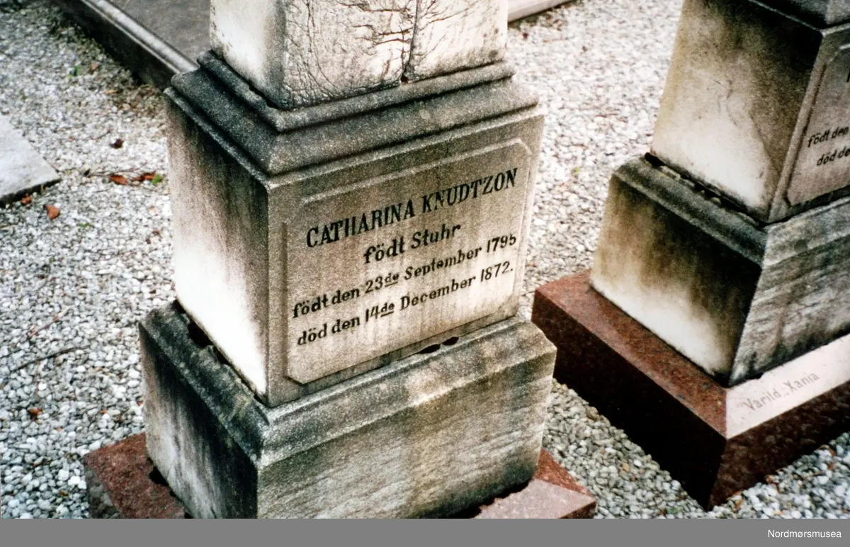 Gravstøtten til Catharina Knudtzon født Stuhr. Nicolay Heinrich Knudtzon II's kone.  Hun var født 23. september 1795 og døde 14. desember 1872.  Fra Nordmøre Museums fotosamlinger. 
