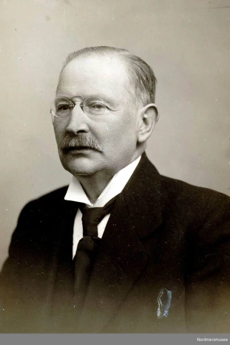 "Johan Sophus Knudtzon" Foto av overrettssakfører Johan Sophus Knudtzon (f. 1857 - d. 1934). Gift med Ida Margrethe Lossius (1862 - d. 1934). De hadde tilsammen 7 barn. Fra Nordmøre museums fotosamlinger.