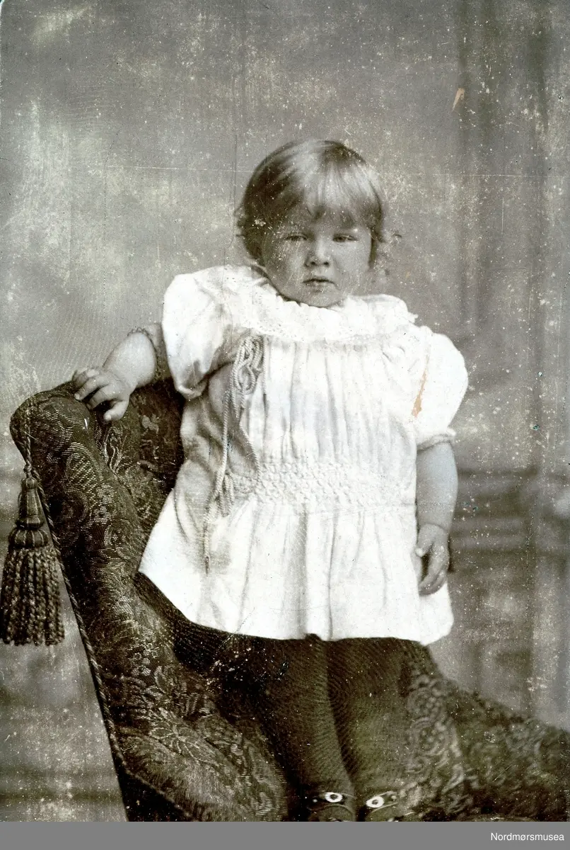 ";Søren W L Knudtzon"; Svært utydelig blyantpåskrift, tolket til navnet Søren Winther Lossius Knudtzon. Men da påskriften er utydelig tas det forbehold om at det kan være andre. Bildet er fra en fotoboks fra Ida Knudtzon samlingen (serie KMb-2008-024) og strekker seg fra KMb-2008-024.00119 - KMb-2008-024.0153. Fra Nordmøre museums fotosamlinger.
