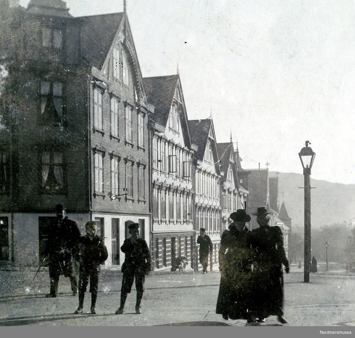 Stereofoto "125" fra Langveien på Kirkelandet i Kristiansund, trolig rundt 1870. fotograf er Ole Olsen Ranheimsæter. Se serie KMb-2008-026.0001 til KMb-2008-026.0020. Fra Nordmøre Museums fotosamlinger.