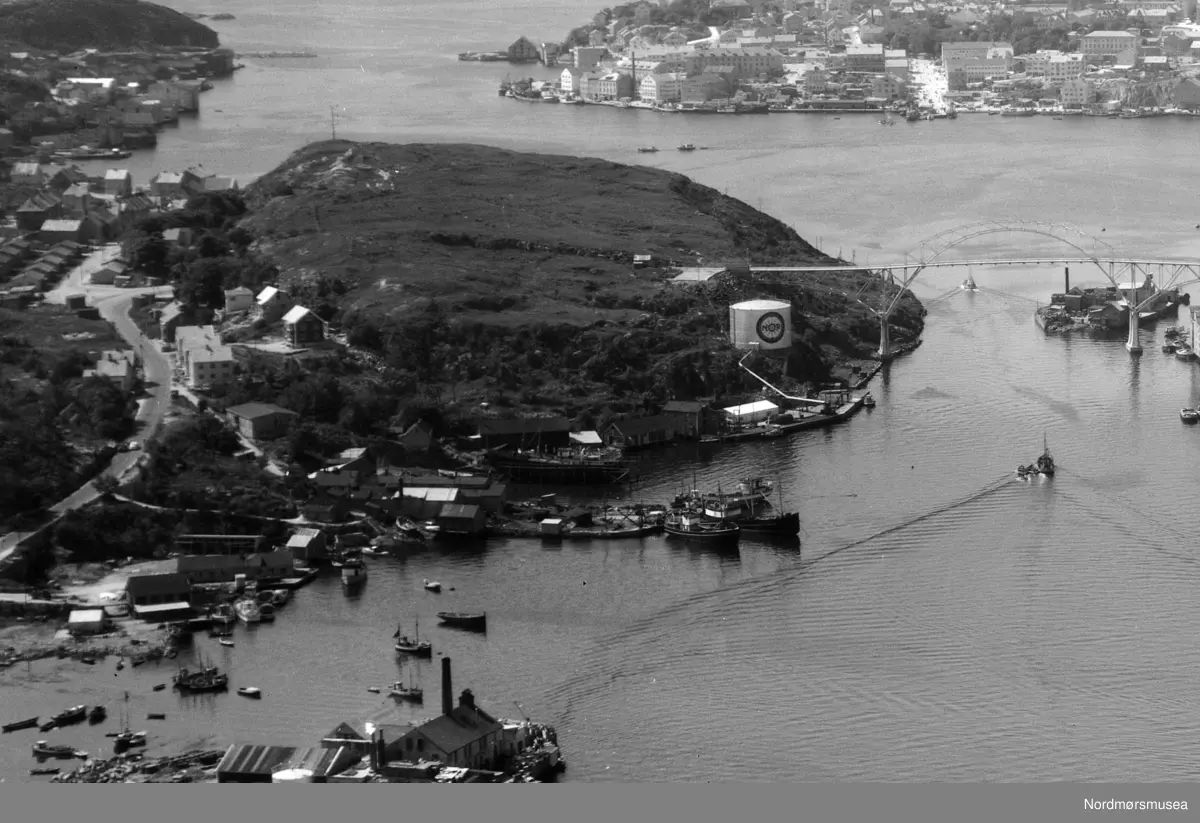 Flyfoto fra Nordlandet med Nordsundet og Nordsundbrua. Geworbnerholmen sees nærmest i bildet.  Innlandet og Kirkelandet sees i bakgrunnen med Sørsundet som går ut mot Bremsnesfjorden.

 Fra Nordmøre Museums fotosamlinger. EFR2015.
 ALTØ Dalegata og Bjørnehaugen verft/Sterkoder med tankanlegget NOR på Bjørnehaugen like ved Nordsundbrua.
