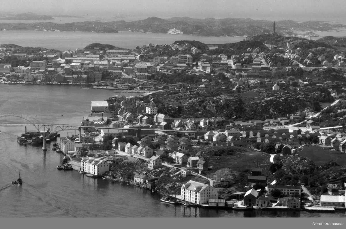 Flyfoto fra Nordlandet med Nordsundet og Nordsundbrua. Geworbnerholmen sees nærmest i bildet.  Innlandet og Kirkelandet sees i bakgrunnen med Sørsundet som går ut mot Bremsnesfjorden.

 Fra Nordmøre Museums fotosamlinger. EFR2015.
 ALTØ Dalegata og Bjørnehaugen verft/Sterkoder med tankanlegget NOR på Bjørnehaugen like ved Nordsundbrua.
