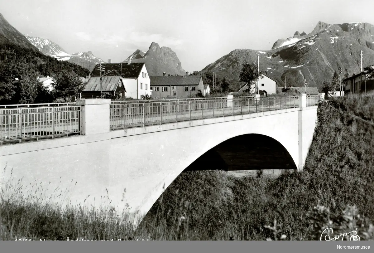 Postkort ";10/61"; med motiv fra Åndalsnes, sett mot Romsdalshorn. Utgitt av Eberh. B. Oppi A/S. Fra Nordmøre Museums fotosamlinger. Reg: EFR

