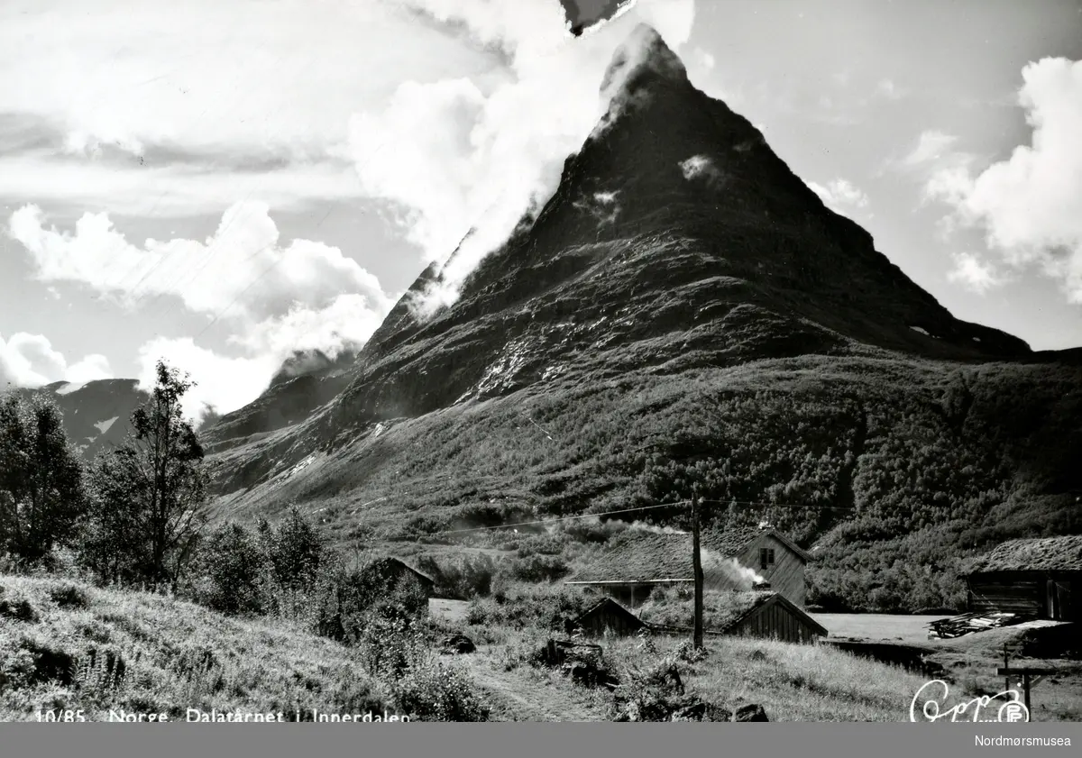 Postkort ";10/85"; med motiv fra Dalatårnet og Renndølsetra i Innerdalen, Sunndal kommune. Utgitt av Eberh. B. Oppi A/S. Fra Nordmøre Museums fotosamlinger.  /Reg:EFR2013/
