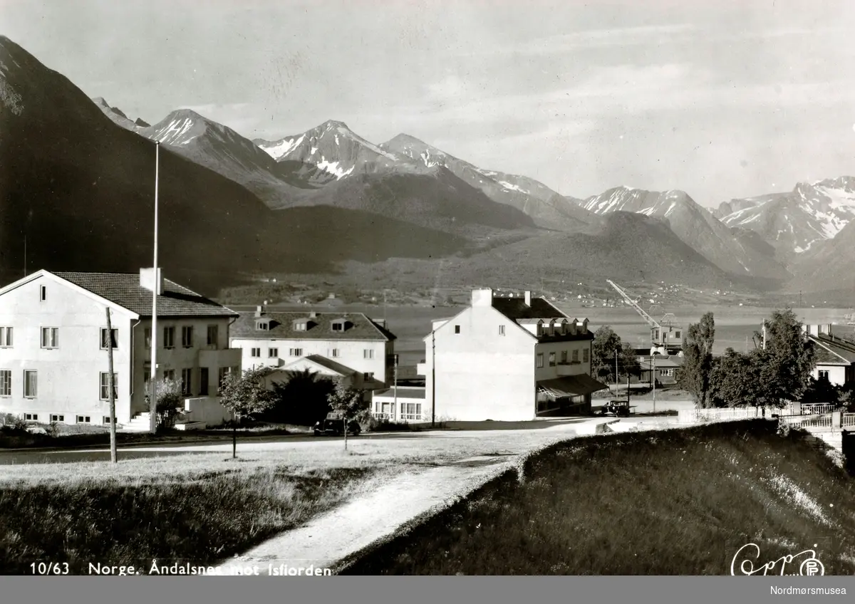 Postkort ";10/63"; med motiv fra Åndalsnes, sett mot Isfjorden. Utgitt av Eberh. B. Oppi A/S. Fra Nordmøre Museums fotosamlinger. Reg: EFR

