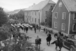 I hjørnet en Ford V8 1935. (info:
Ivar Stav ) -På baksiden a