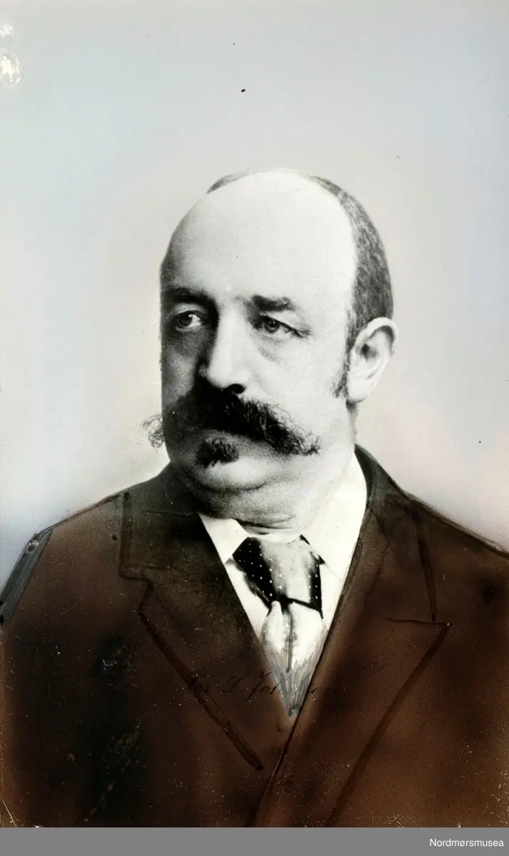 Foto av Konsul Per Louis Johnsen (født 13. juli 1855 i Kristiansund, etter innskrift i familiebibelen (info: barnebarnet Mette Johnsen Bonne). - død 1913). Gift med Gurine Malene Tvete (f. 1870 - d. 1936). Navnet er påført baksiden av fotoet. Bildet er fra Christian Johnsen samlingene som finnes i serien KMb-2008-047. Dette albumet strekker seg fra KMb-2008-047.0108 til KMb-2008-047.0207. Fra Nordmøre Museums fotosamlinger.