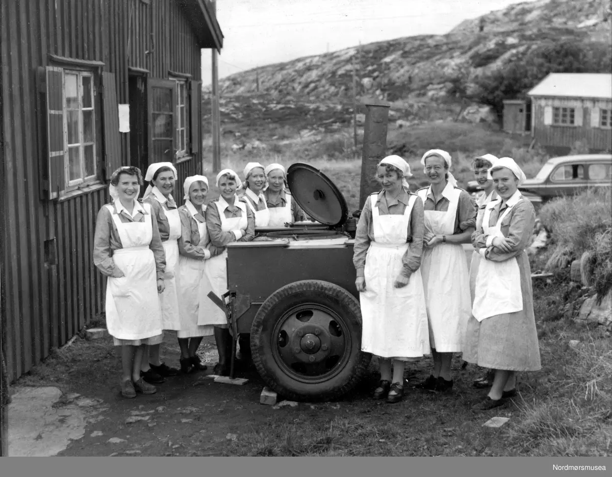Foto av Konsul Per Louis Johnsen (født 13. juli 1855 i Kristiansund, etter innskrift i familiebibelen (info: barnebarnet Mette Johnsen Bonne). - død 1913). Gift med Gurine Malene Tvete (f. 1870 - d. 1936). Navnet er påført baksiden av fotoet. Bildet er fra Christian Johnsen samlingene som finnes i serien KMb-2008-047. Dette albumet strekker seg fra KMb-2008-047.0108 til KMb-2008-047.0207. Fra Nordmøre Museums fotosamlinger.