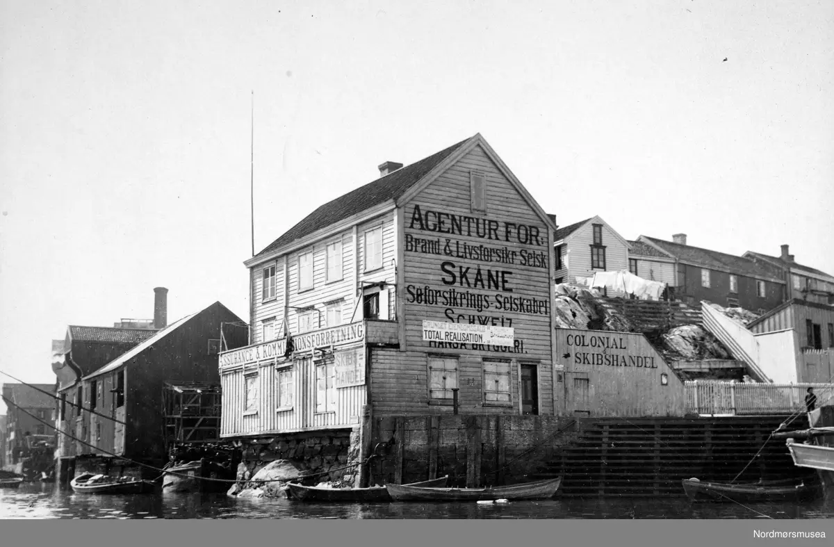 Foto fra et forsikringsselskaps lokaler - Brand- og Livsforsikr Selskapet  Skåne. og forsikringsselskabet Schweiz  - i Vågen på Kirkelandet. Datering er trolig omkring 1890 til 1900. 

Dette er inne i huset på bilde KMb-1985-022.0138: Kiellands eiendom omkring 1905 i Vågen på Kirkelandet i Kristiansund. Assuranse og kommisjonsforretning (skilt).  Like ved ser vi Bergingsdamperen "Øresund" ligge fortøyd.  Anlegget ble revet ca 1931 da Kullkrana ble bygd, de sprengte ut tomta vestover. P.O. Kielland drev her, og dette var matr.nr. der Pedro Vidal drev på 1850-tallet.  P.O. Kielland var den siste som drev såvidt jeg vet. Hadde muligens stått tomt en stund. Vidals sitt gamle anlegg / bøkkere i området tilbake til manntallet 1660, men ikke sikkert de var akkurat her.  Info: Sverre J. Svendsen.  Gunnerus/fotosamlingen til NTNU har et skarpt foto fra 1912 sett rett paa anlegget fra sjøen. Deres tekst: Bøkkerverksted/skipshandel i Kristiansund. Til høyre ses tre hester, hvorav to trekker vogner lastet med spann av metall, muligens inneholdende øl eller melk. På fasaden lengst til venstre står det "Bødkerverksted og garnbarkeri." På fasaden midt i bildet står det "Assurance & Kommissionsforretning. Skibshandel." På fasaden til høyre står det "Agentur for Brand og Livsforsikr Selsk Skåne. ...forsikringsselskabet Schweiz. Hansa Bryggeri. Colonial & Skibshandel."

Noe informasjon fra Kjell Dønheim`s bok "Kristiansund på de 7 hav Kristiansunds sjøfartshistorie 1520-1920" som utkom 1.10.2011:
Firmaet Emz. Svitzers Bjergnings-Enterprise i Kjøbenhavn stasjonerte i 1903 sin bergningsdamper "Øresund" i Kristiansund.

Fra Nordmøre museums fotosamlinger.
