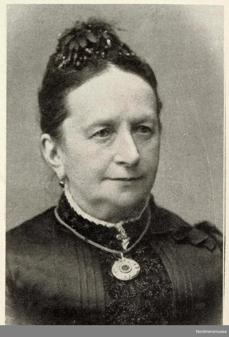 Portrettet viser Jensine Wilhelmine P. Øwre Johnsen f. 1828. (Info: randi.elisabeth.hagen) . Gift med  Christian Johnsen (f. 1828 - d. 1893). Konsul og Kjøpmann i Kristiansund, var altså gift med med Jensine Wilhelmine Øwre (1828-1908) og de fikk sammen 12 barn hvorav 11 av dem vokste opp. Fra Nordmøre museums fotosamlinger.