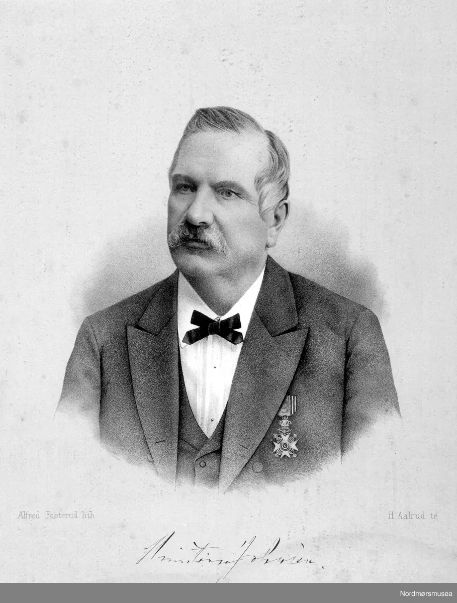 Portrettet viser Jensine Wilhelmine P. Øwre Johnsen f. 1828. (Info: randi.elisabeth.hagen) . Gift med  Christian Johnsen (f. 1828 - d. 1893). Konsul og Kjøpmann i Kristiansund, var altså gift med med Jensine Wilhelmine Øwre (1828-1908) og de fikk sammen 12 barn hvorav 11 av dem vokste opp. Fra Nordmøre museums fotosamlinger.