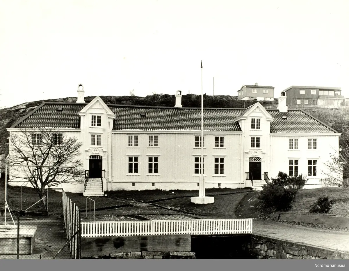 Den gamle Lossiusgården, bygd rundt 1780,
på Innlandet i Krtistiansund. Fra Nordmøre museums fotosamlinger. EFR2015