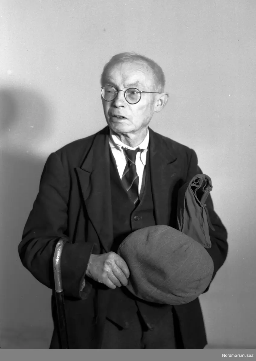 Portrett av en mann. Fra Nordmøre Museum sin fotosamling, Williamsarkivet. EFR2015