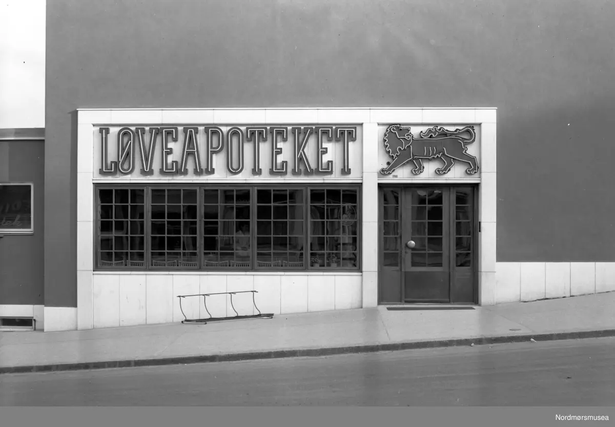 Apotek Løvens inngangsparti i Kaibakken, Kristiansund. Gjenreist etter bombingen av byen i 1940. Fra Nordmøre Museum sin fotosamling, Williamsarkivet. EFR2015