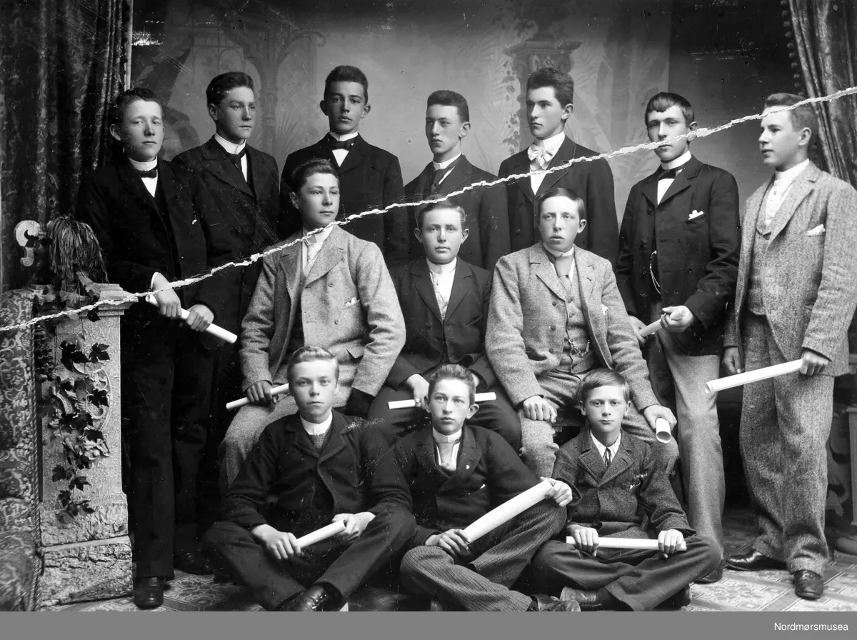 Portrett av ekever med bestått middelskole-eksamen i 1895 ved den høgre skolen i Kristiansund. Bak fra venstre: Carl Mork, Arne Sira, Oluf Herlofsen, Ludvig Egholm, Lauritz Aas, Fredrik Collin Elster Heyerdahl, f. 20.07.1879 d. 25.10.1906, tok artium i 1898, Marcus Lossius. Mitre rekke: Lorentz Selmer, Gunnar Flyum, Halvor Heyerdahl. Forreste rekke: Ingjall Schroeder, Ole Barmann, Jakob Halvorsen. Fra Nordmøre Museums fotosamlinger. Dublett. EFR2015