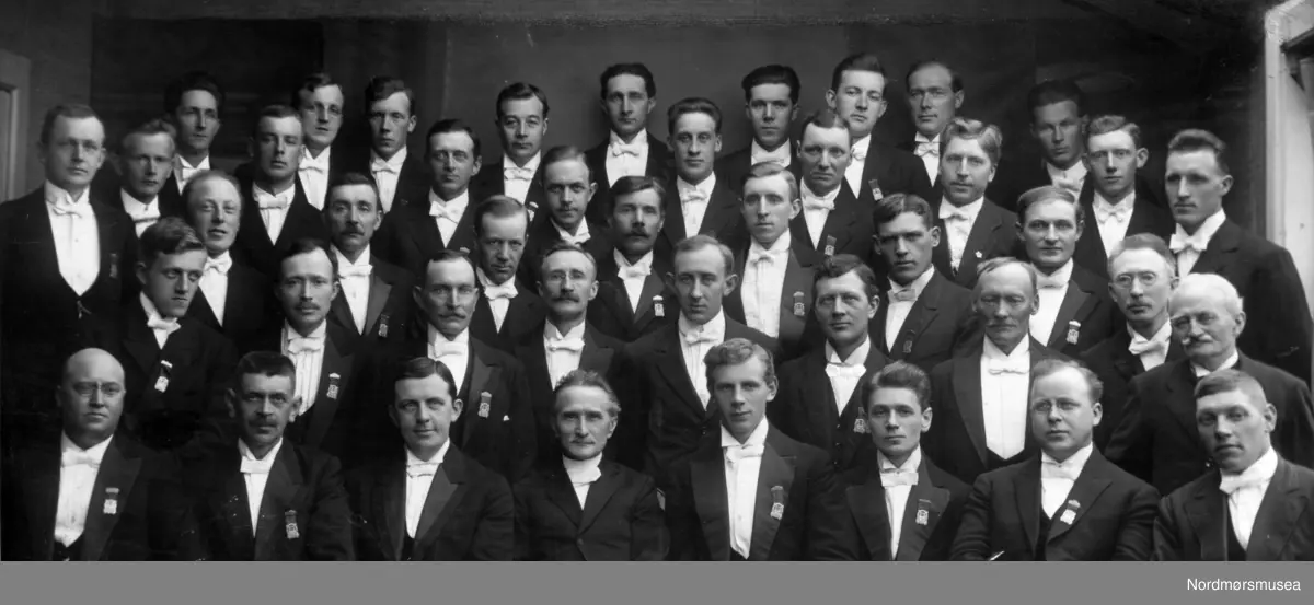 Mannskoret Varden; datert 1921. Fra Nordmøre museums fotosamlinger.
