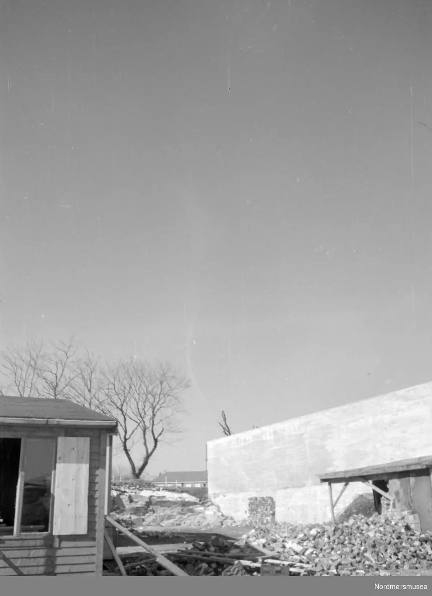 Foto fra gjenreisningsbyen Kristiansund, mens byen ennå ligger i ruiner. Datering er trolig omkring 1940 til 1943. Fotograf er ukjent. Trolig fra Kirkelandet. Fra Nordmøre museums fotosamlinger. EFR2015