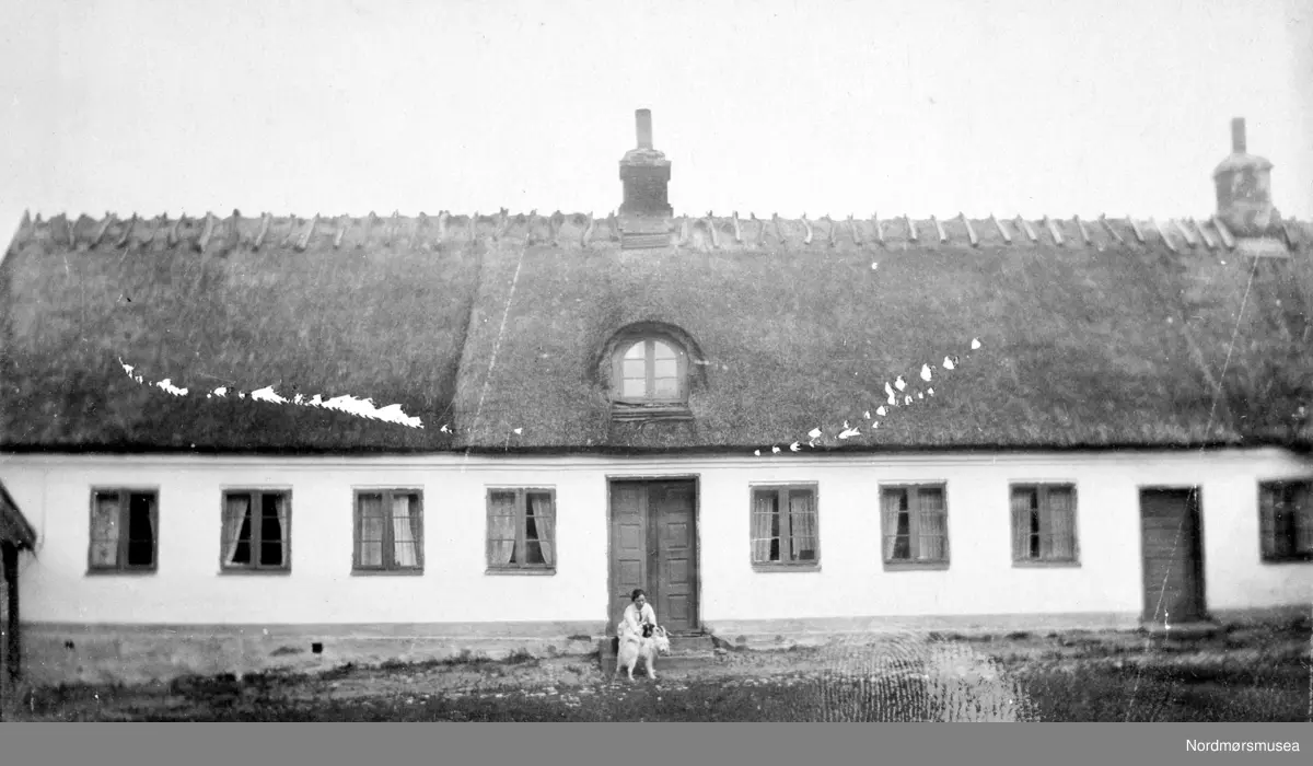 Foto av et langhus - ukjent hvor. Se også reg. nr. KMb-2009-019.0018. Fra Nordmøre museums fotosamlinger. EFR2015