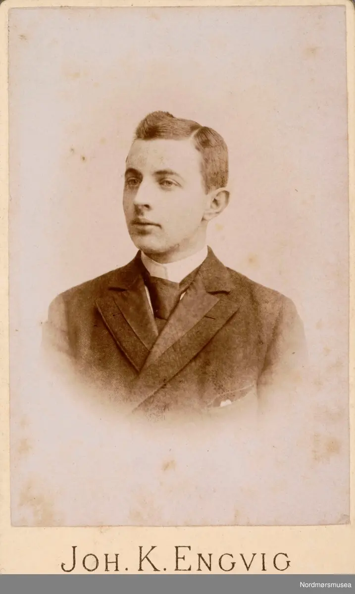 Lorentz Andreas Lossius f. 1875.

Han var sønn av Saras Michael Ideus Lossius f. 1833-1901 og hustru Sofie Christiane Knudtzon f. 1934-1896. Lorentz A. Lossius ble i 1899 gift med Marina Abigael Boye f. 1874-1947. De fikk to barn: Lorentz A. Lossius f. 1900 og Sofie Knudtzon Lossius f. 1902.
 Han var senere konsul og kjøpmann i Kristiansund og drev blant annet med produksjon og eksport av klippfisk.
 Fra et album med ";visittkortbilder";. Bildet gjengies som et eksempel på bildet som en museumsgjenstand. Fra Nordmøre Museum sin fotosamling.
