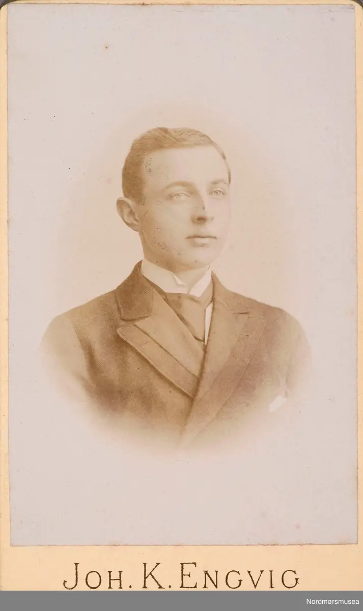 
Lorentz Andreas Lossius f. 1875. Han var sønn av Saras Michael Ideus Lossius f. 1833-1901 og hustru Sofie Christiane Knudtzon f. 1934-1896. Lorentz A. Lossius ble i 1899 gift med Marina Abigael Boye f. 1874-1947. De fikk to barn: Lorentz A. Lossius f. 1900 og Sofie Knudtzon Lossius f. 1902. Han var senere konsul og kjøpmann i Kristiansund og drev blant annet med produksjon og eksport av klippfisk. Fra et album med ";visittkortbilder";.
 Fra Nordmøre Museum sin fotosamling.
