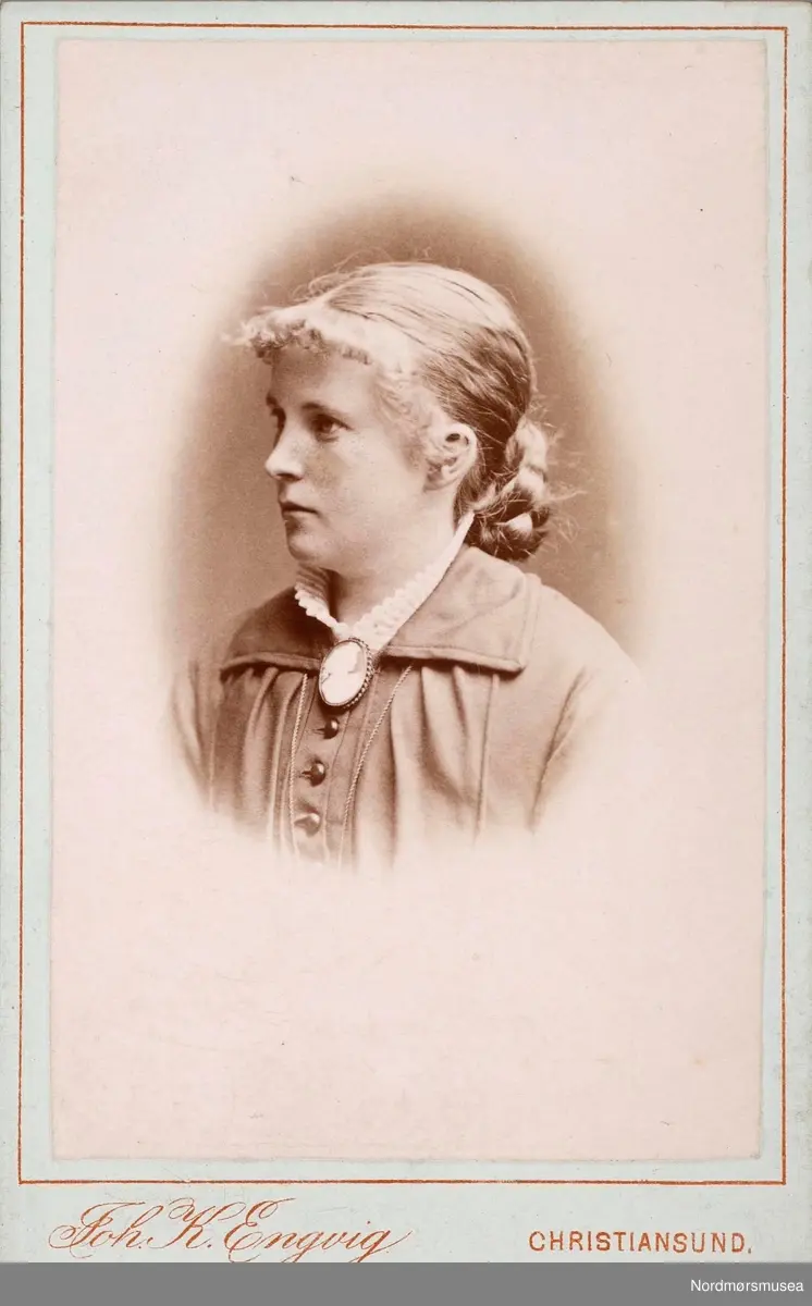 Portrett av Barbara Christine Boye f. 2.2.1858 Stavanger. Hun var datter av overlærer ved Latinskolen i Kristiansund, Ole Langfeldt Boye og hans kone Andrine Mathiea Tobrud Boye. Portrett fra ca. 1880, tatt hos fotograf Engvig i Kristiansund.
Barbara ble gift med Lars Gustav Aas i Kristiansund, mens søsteren Marina Abigael ble gift Lossius. Alle disse var en del av sosieteten i Kristiansund på slutten av 1800-tallet.
Se portrett på http://www.omnia.ie ved søk på "Barbara Christine Aas".
Andre bilder av henne:
KMb-1952-000.1376
KMb-1992-033.0336
KMb-1947-000.0968 / KMb-1992-033.0353



(info: Randi Elisabeth Hagen). Portrett,  kvinne. Fotograf er Johan K. Engvig. Serien løper fra KMb-2010-006.0001 til KMb-2010-006.0103. Fra Nordmøre museums fotosamlinger.
