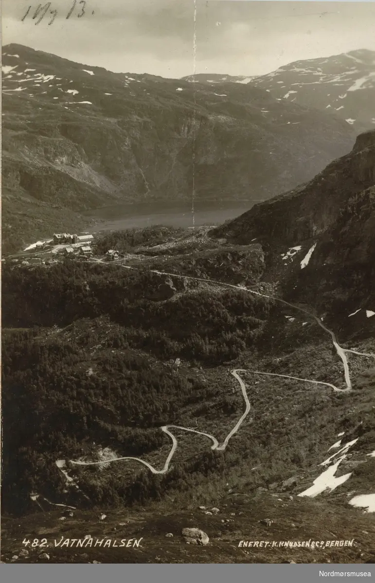 Postkort. "482. Vatnahalsen. Eneret. K. Knudsen & co. Bergen" Landskapsfoto fra Vatnahalsen i Aurland kommune. Datering er trolig fra 1913 etter påført årstall øverst i venstre hjørne. Fra Nordmøre museums fotosamlinger. EFR2015