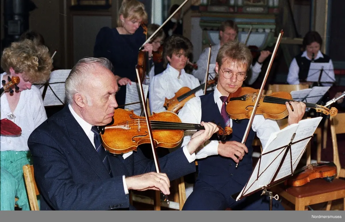 Håkon Gulbrandsen, konsertmester. Anne G Stokke, Ole Kr Gundersen. Stangvik kirke?

Et bilde fra Trygve Rossbachs dokumentasjon av Kristiansund Symfoniorkesters virksomhet på andre halvdel av 1900-tallet; ca 1950-2000. Prøver, turer, sosialt samvær og konserter, Serie med 204 bilder. (Fra
 Normøre museum sin fotosamling)
