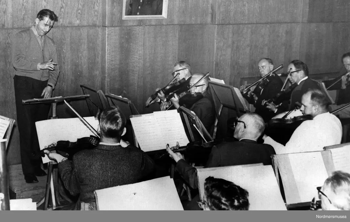 Dirigent Ottar Gjendem var ansatt 1965-68. 
Konsertmester Magnar Ersvik, bisitter Rudolf Z Unhjem.

Bilde fra Trygve Rossbachs dokumentasjon av Kristiansund Symfoniorkesters virksomhet på andre halvdel av 1900-tallet; ca 1950-2000. Prøver, turer, sosialt samvær og konserter. (Fra Normøre museum sin fotosamling.)
